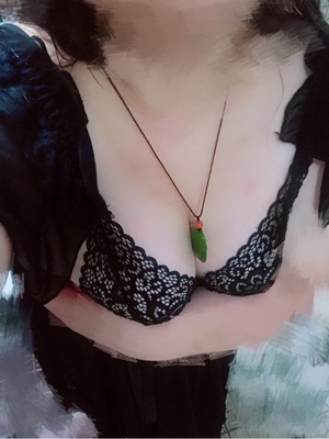 帮朋友买的！！！衣服好看的！！特别诱惑！！！而且仙仙的！！质量一如既往地好！