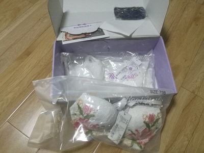 女王节一起买了两件微润的内衣，比较划算，把自己量的胸围数据和通常买的大小发给客服，根据推荐买了75b，另一件刚好合身，但略微有些压胸，好在聚拢效果还可以。这一件纯白的，完全小！！！因为有些洁癖所以是过了水才试的，小也没办法换了，背带短杯罩也小，买80b可能才合适了。