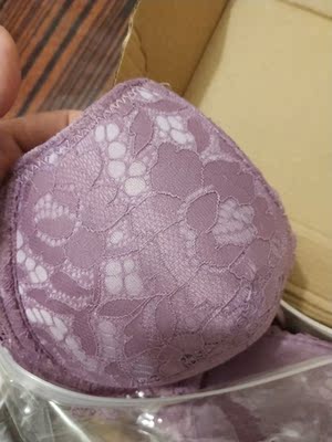 轻，软，颜色很漂亮，穿上很舒服，做工稍有瑕疵，希望更好