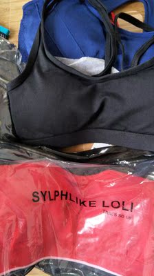 接二连三的买了好多件，这次萝莉的折扣非常棒，第一次半价买了五件，收到货以后看着质量不错，款式也经典，忍不住一买再买，买多了就没耐心一一试穿点评，所以复制粘贴了这个好评，大家看看就好。东西值得信赖！赞！希望自己能坚持下去，争取早日锻炼出好身体，穿出美美的衣服。