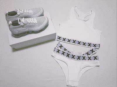 看了第一眼就决定买,觉得很好看,不过现在孕期七个月穿着有点紧绷,生完可以穿,质量也不错 看了第一眼就决定买,觉得很好看,不过现在孕期七个月穿着有点紧绷,生完可以穿,质量也不错