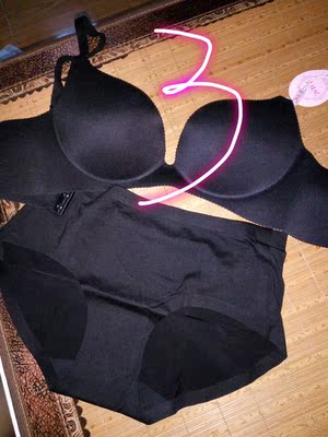 之前买过一件，觉得不错，又买了两件。黄禧妃家其他两款内衣我也买过不过退了，我做一下对比就知道差距了。1、聚拢效果。1号和2号聚拢效果差不多，都是超好的，3号因为是一片式，聚拢效果差一点  2、厚度。1号和3号都是适合夏天，比较轻薄，2号巨厚，想要看起来胸大的妹子不怕热可以选择  3、气味。我对气味不敏感，所以感觉1号基本没啥味道，我没洗过就穿了，2号有点味道，3号味道可以用刺鼻形容，刺鼻的化学药剂的味道，非常难闻        总结: 我个人是觉得1号性价比最高，适合夏天，2号适合胸小妹子也适合秋冬穿，3号不推荐