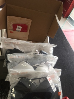 买了三件内衣，一条内裤。两件款式一样颜色不同的美背内衣，一件三排扣式内衣。首先，第一次穿三排扣内衣，有点不太习惯，建议两排扣穿起来舒服。美背内衣总体偏下，细带子太松，感觉穿久了，会下垂。如果只是搭配衣服偶尔穿，还好吧。内衣总体偏厚，本人还是习惯穿薄杯的。准备再入手两款超薄杯的。身高158，体重88斤，70b还是会有些许空杯，美背内衣低围偏大。