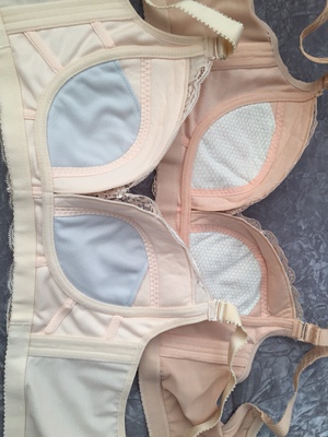 第一次买这种没有海绵的文胸，试穿了一下，感觉还可以，就是胸型没那么好看了，侧翼的面料没有棉，感觉不太舒服 ，大小还合适。