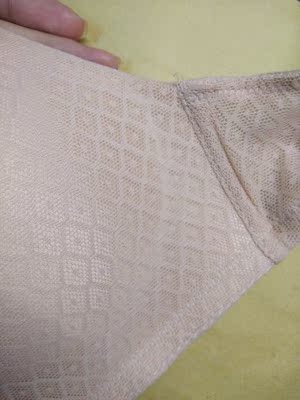 感觉质量比较一般吧，穿起来不能说特别舒服，面料什么的也不是很好的那种。只能说还可以。还是觉得六只兔子的内衣比较好，面料啥的都比这个的好。这家的的话穿着还可以，不会刺人。只是为什么我的有一件打开来有一些黑点啊？