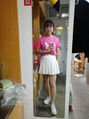 面料不错，不掉色，这个价格非常值了，就是如果衣服再短一点就不错了，长一点会显胖，不过也可以把下摆扎进裙子里