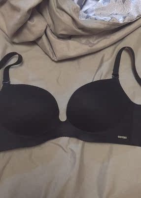 第一次买这个牌子的内衣  觉得好好穿哦  不会有疙瘩感。码数我觉得挺准的。