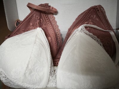 真的是薄，不过很柔软，穿着一点安全感都没有，好像没穿一样😂😂😂我平胸我骄傲！