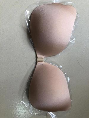 买这款之前我以为胸贴出汗都是不粘的，这款刷新了我对胸贴的认识，晚上取下时候尽管内层都能看到汗水，取的时候也是明显有粘力的，而且效果超棒，应该说胸部多少都会有些下垂的情况，这款完全可以调整好胸型，聚拢上托都很理想，估计是因为它自身很轻，以前我用的是胶的，拿手上都明显重很多很多的，配的袋子方便平时收纳，挺满意的！