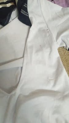 这个衣服太小了,根本适合十二三岁的小女孩子穿,一点弹力都没有,这些都算了,而且拿回来就是脏的,千万别上当,我本来想寄回去的,快递费还更贵,算了,就当我买一次教训 这个衣服太小了,根本适合十二三岁的小女孩子穿,一点弹力都没有,这些都算了,而且拿回来就是脏的,千万别上当,我本来想寄回去的,快递费还更贵,算了,就当我买一次教训