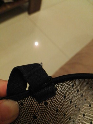 多处线头 砸线不齐 咧口严重 明显异味 上下衣一样严重内裤和商场同款根本不一样大 大处两个边大小 面料弹性都不同