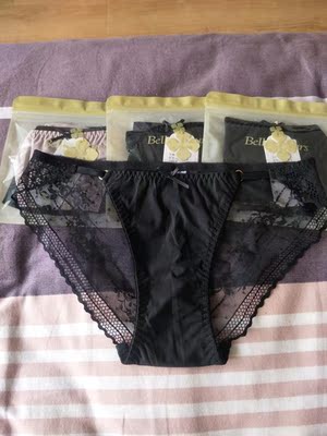 以前都是老公帮我在这家买,买了好多种,只有这款我个人觉得舒适度最高,超级舒服,所以又来回购三条,买三送一很划算,以前从没这种活动貌似,和这款很像的丁字裤前段时间我也买了两条,那个我觉得有点鸡肋?反正不适合我!这个内裤更适合骨感的妹子穿,稍微肉肉的肯定会紧我觉得 以前都是老公帮我在这家买,买了好多种,只有这款我个人觉得舒适度最高,超级舒服,所以又来回购三条,买三送一很划算,以前从没这种活动貌似,和这款很像的丁字裤前段时间我也买了两条,那个我觉得有点鸡肋?反正不适合我!这个内裤更适合骨感的妹子穿,稍微肉肉的肯定会紧我觉得