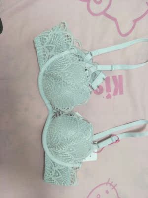 内衣小小的一只，穿上不空杯很舒适，底围合适，照片有色差，实物是浅银灰色，超好看(*&sigma;&acute;&forall;`)&sigma;