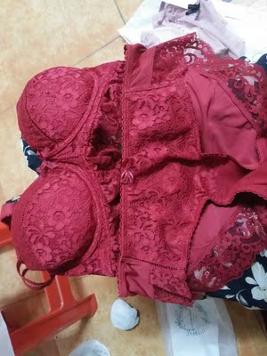 买了三套，红色这套最跟价格匹配的了，款式好看，穿上很聚拢，做工精细，料子也选用适当，穿着舒服，很满意，希望穿久也能舒适，不会勒胸哟，棒棒哒！物流很快，包装盒很高档，有好的产品继续捧场。