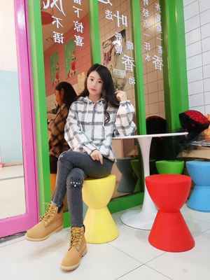 靴子收到了，很好看呢～是我想要的款式不错而且不会往下掉～很修饰腿型的，还显瘦呢。然后尺码也是标准的，今天穿起来走路一点不累脚，整体效果很满意哒～好好看啦，一直想买一款这种鞋～这个款式也是很流行的，一眼看中收到以后质量也不错的，比较精致，上脚很舒服走路一点不累呢～比较百搭哦，感觉实物比图片还好看，满意哈哈，比心～