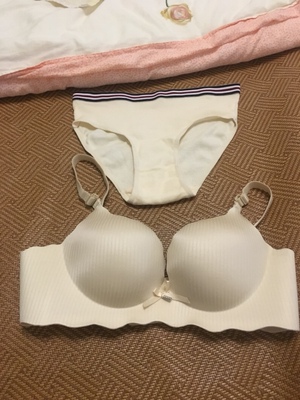 内衣质量好，聚拢效果也不错，之前买过一件黑色的，觉得不错所以又买了两件淡色的，刚好和我买的内裤配成一套呢，哈哈