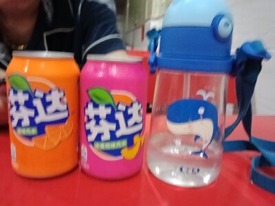 给妹妹买了两条，自己买了两条，妈妈买了两条，还拼了一条内裤。总结下:1，我买的那个套装，颜色色差大，非常大。肤色根本不是肤色，反正色差很大。很薄，给妹妹买的这套有点厚，颜色挺淡，这个颜色是我喜欢的。内裤也还行吧？2 包装太次，就一个快递盒，里面一个超薄塑料袋装着内衣，讲真，看起来像是20元的内衣。古今好歹是个牌子，包装也要不了多少钱，不能在包装上下点心？3 才穿两天感觉还可以，挺舒服，过两天感觉钢圈有点戳，侧着躺着的时候，这点非常不喜欢。其他没什么好说的了，全是客观评价。