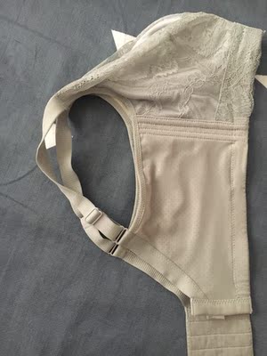 穿上之后才知道并不好 右边非常难受 活动胳膊的时候感觉腋下很勒 测量发现左右两侧做的不一样尺寸 联系客服也不给解决方案 说影响二次销售 难道有质量问题的你们还要回收后继续销售吗？不是这个原因 就当花钱买教训了 太差了！！不会再买了！！！