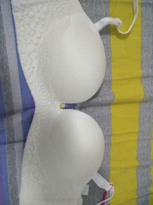 穿起来很舒服，适合圆盘小胸（就是就算是b穿上也很扁哈哈哈哈尴尬）。但是味道有点大，现在还没下水就闻到挺重的&ldquo;墨水味&rdquo;？？？？