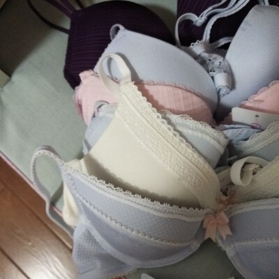 前扣的可能是因为上薄下厚所以特别聚拢 是有点比其他的要偏小一点 薄杯真的很薄很适合夏天 中杯也不厚正常 最喜欢中杯的 一片式无骨的是最舒服的 其他的都中规中矩 价格实惠款式又好看 没有别的好说的了 618打折真的比实体店便宜很多 但是白色那件有点黑点不太满意其他还好 客服也还不错 就是这样 前扣的可能是因为上薄下厚所以特别聚拢 是有点比其他的要偏小一点 薄杯真的很薄很适合夏天 中杯也不厚正常 最喜欢中杯的 一片式无骨的是最舒服的 其他的都中规中矩 价格实惠款式又好看 没有别的好说的了 618打折真的比实体店便宜很多 但是白色那件有点黑点不太满意其他还好 客服也还不错 就是这样