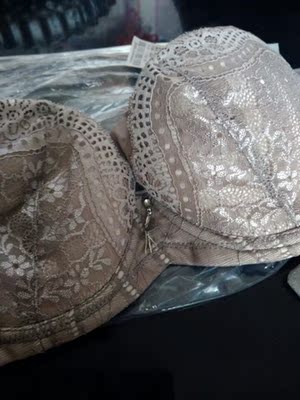 已经买很多次了，我妈也被带着穿你家内衣了，本来告诫自己不要再买了，结果有活动还是忍不住买了，哎，女人就爱乱买东西，不好的话我不会一直买的，虽然买的是薄的，但是我觉得这个不薄，一般厚，罩杯比较大呢