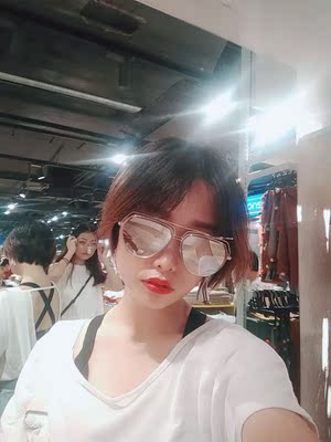 额哈哈哈哈哈不怎么标准的买家秀，腿有点短，所以东西给圈出来了(๑＞ڡ＜)☆真的超好看的，但是很可惜的是没有白色的了，我觉得白色的更好看，黑色是两种不同的风格，但都很喜欢。比较尴尬的事是，我鞋脱了我的脚趾就从袜子的洞里面钻出来，我还以为被窝我穿破一个大洞了呢，其他都很好，嗯就酱୧( ⁼̴̶̤̀&omega;⁼̴̶̤́ )૭