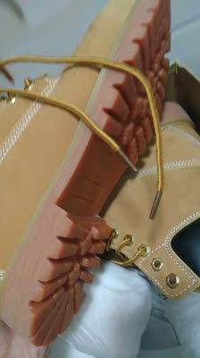 鞋子挺好的,跟图一模一样。比较怕鞋帮那块黑皮开裂,因为我之前买的耳机的皮跟这个一样的,用了一年多皮开裂了,这个穿鞋子的时候会用力蹭到,怕这个顶不了多久,希望耐穿。每次确定收货后,偶都会默认好评接着把星星填满,偶觉得这是个好习惯,每当看到:亲,您的评价对别的买家有很大帮助时,偶就发誓一定要做个好评专业户去好好帮助别的买家。马云大叔都说了,给好评的买家都是好买家哈。老板,临走之前再悄悄告诉你一个小秘密,偶已经把你的店铺收藏起来啦!如果别的买家因此而找不到,你可不要怪我哟……。 鞋子挺好的,跟图一模一样。比较怕鞋帮那块黑皮开裂,因为我之前买的耳机的皮跟这个一样的,用了一年多皮开裂了,这个穿鞋子的时候会用力蹭到,怕这个顶不了多久,希望耐穿。每次确定收货后,偶都会默认好评接着把星星填满,偶觉得这是个好习惯,每当看到:亲,您的评价对别的买家有很大帮助时,偶就发誓一定要做个好评专业户去好好帮助别的买家。马云大叔都说了,给好评的买家都是好买家哈。老板,临走之前再悄悄告诉你一个小秘密,偶已经把你的店铺收藏起来啦!如果别的买家因此而找不到,你可不要怪我哟……。