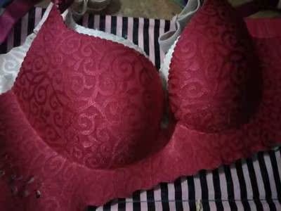 宝贝的布料质感很好，摸着很舒服。颜色和版型都很正。这是第二次在这家店买内衣了。值得回购