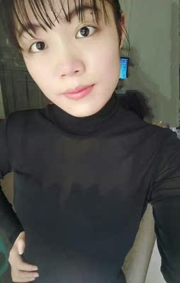 质量挺不错的，然后真的有点小性感，哈哈！搭外套也好看，洗过没掉色，没有多余线头，不错！下次入手其他款！