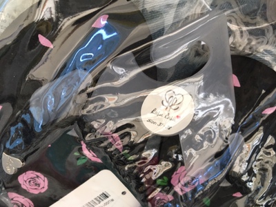 一次买了六件,紫色西服和裤子穿着不是太合适就退了,剩下的几件都很满意。发的EMS,速度还是可以的,不过买了六件赠品也只有一个包包,客服的服务并不是很热情,很官方的,有些问题还没有答复,因此不是特别满意。不过东西质量还是不错的,only的衣服还都比较喜欢。这件买了两个颜色,米色和黑色,都很喜欢。百搭时尚,穿着也很舒服。推荐购买! 一次买了六件,紫色西服和裤子穿着不是太合适就退了,剩下的几件都很满意。发的EMS,速度还是可以的,不过买了六件赠品也只有一个包包,客服的服务并不是很热情,很官方的,有些问题还没有答复,因此不是特别满意。不过东西质量还是不错的,only的衣服还都比较喜欢。这件买了两个颜色,米色和黑色,都很喜欢。百搭时尚,穿着也很舒服。推荐购买!