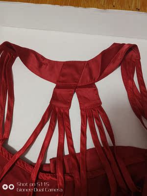 前天晚上一下单就发货了，昨天下午就到了。快递真的很给力啊！打开包装感觉店家很用心，包装精美，盒子都舍不得扔啊！衣服做工精细，还送了丁字裤😂。就是洗的时候会掉色。