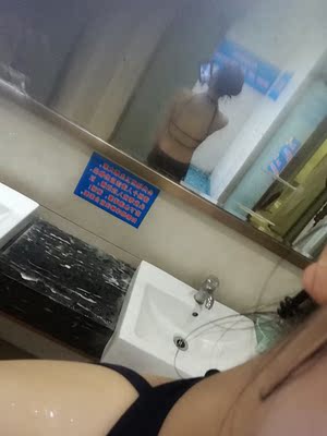 昨天刚下水后背绳子崩了是什么操作东西挺好的也没有掉色，但是接口下次要注意一点不然突然崩了就很尴尬，