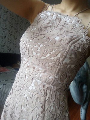 挺好的胸贴，一点也不掉，本人很外扩的，这两天穿了，一下就挤出乳沟了，效果连我自己都不敢相信，穿了出去也不掉的，粘性非常的好，黏黏的，但是也不会说黏在身上有不舒服的感觉。穿上无束缚的感觉。这下买回来的露肩露背的衣服可以大展才华了，再说下包装盒子，非常的有质感，很不错的包装盒子，很有心的卖家，盒子也很方便携带，很抗压。非常的喜欢，所以一点不犹豫的再入手两件来穿。五分好评，值得推荐的内内！~~~