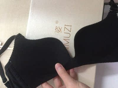 喜欢这种简单的款式，洗过了也不会褪色，变形什么的更不用担心了，没有钢圈的内衣最舒服了，舒服又无痕迹摸着很舒服软软的，凉凉的很贴肤，还具有聚拢效果，很透气，要的就是舒适价格公道，内衣的质量都很好，廓形很棒，穿起来很舒服，很有耐心，物美价廉，物超所值， 值得购买