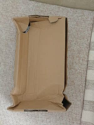 有肩带感觉不错，但下掉肩带就往外蓬，呈现空泡状。所以不好用。还有收到的货是这样的，好歹也300多，这包装不敢恭维