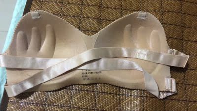 材质挺揉软的,应该是胸小MM的福利,实惠好用,而且还包邮,夏天可以穿很多露肩的衣服。但是如果胸比较大的话,效果不是很好,因为材质比较柔软,所以托不起来那么大的重量,穿衣服胸型不好看,特别是紧身的衣服,胸大的注意了! 材质挺揉软的,应该是胸小MM的福利,实惠好用,而且还包邮,夏天可以穿很多露肩的衣服。但是如果胸比较大的话,效果不是很好,因为材质比较柔软,所以托不起来那么大的重量,穿衣服胸型不好看,特别是紧身的衣服,胸大的注意了!