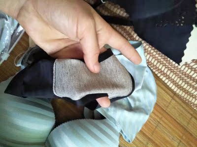 内衣非常紧绷，不怎么好，睡觉内衣带子有点勒人，内裤也是弹力比较大，紧身衣的感觉，前扣太硬了会有印子，不过整体做工挺好的