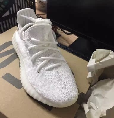 白色鞋子很好看，更好搭配裤子，穿起来不觉得显得脚大反而显得腿更细，哈哈！脚感一流，很好穿的鞋子。