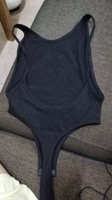 上身效果显瘦，就是胸部的地方面料太少包不住，还有面料洗了之后还有气味！