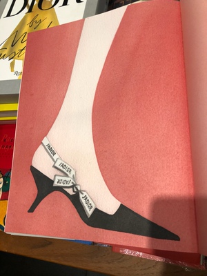 由于人类的微粒存在而无法快速感知每时每刻运动的星体空间，通过连贯的快速运转视像转移而生发出强烈的超时体验，无疑加速了人类的物观体验，正如爱因斯坦在相对论中提出的时空转换，空间会改变时间的感知，事实也扩大了人类通常固定平面的审美习惯，将瞬间的规范带入连续的规范，微观与宏观往往一纸之遥，又或许光速难及，其间转换，需更慎密的逻辑与玄想