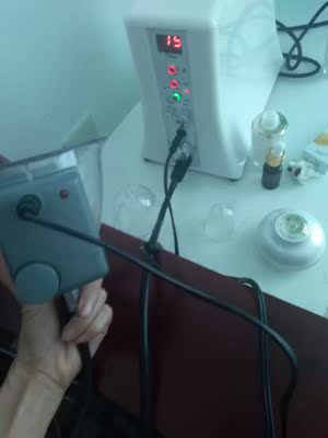 仪器收到,特意诗了一下,真的很好用,跟以前在美容院做的碧波庭一样,以前在美容院花了好几万,想自己买一台回家用,老板娘说那个要3万一台,说外面买的都是假货,用了伤身体,所以一直在犹豫,今天用了这个仪器,感觉跟碧波庭那个是一样的。主要是用来丰胸的。等一个月后看看效果如何又来追评吧。卖家客服很好,今天用仪器时候自己忘记按了一个开关,试了所有的杯子都不亮,客服马上就说重新寄新的过来,还好后面自己又发现了,是自己的疏忽。 仪器收到,特意诗了一下,真的很好用,跟以前在美容院做的碧波庭一样,以前在美容院花了好几万,想自己买一台回家用,老板娘说那个要3万一台,说外面买的都是假货,用了伤身体,所以一直在犹豫,今天用了这个仪器,感觉跟碧波庭那个是一样的。主要是用来丰胸的。等一个月后看看效果如何又来追评吧。卖家客服很好,今天用仪器时候自己忘记按了一个开关,试了所有的杯子都不亮,客服马上就说重新寄新的过来,还好后面自己又发现了,是自己的疏忽。