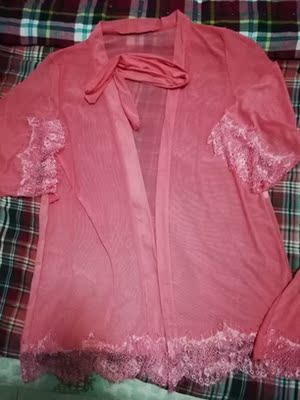 发货快物流快，包装很好，没有破损，睡衣很性感，质量很好，摸起来软软滑滑的，穿起来很舒服，颜色很正，和描述的一样，洗了不掉色，还送了腰带，送了香包，物美价廉，真值，五星好评！