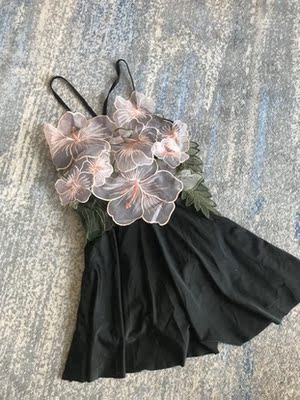 超级无敌好看啊，比图片上看起来好看，胸托这个处理特别合适，不会看起来怪怪的，又保守又可爱，完美完美，就是还没下水洗，不知道掉不掉色，应该不会，颜值真的超级赞，162，106，买的L码，合适，一开始还怕嫌小呢，完全不会，想买的小可爱别犹豫啦，好久没打这么字的评论了，说明这件泳衣超级赞的👍