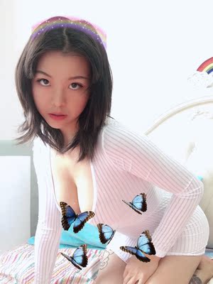 衣服轻薄贴身，很显身材，弹力大，价格实惠，值得购买。