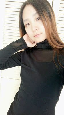 这款网纱打底很快就到了，迫不及待穿上试了试，很舒服的网纱，而且穿上有一点小性感，颜色也很百搭，不褪色，满意