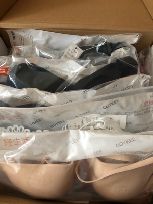 文胸质量很好，符合卖家描述，物流速度很快，客服态度很好，之前发生过几次调货，客服都非常热情的帮忙处理了。是尚品家的老顾客了。买过很多款啦。建议活动的时候买比较划算，这款是美背的，整体小一个尺码。要买的亲们记得拍大一个码