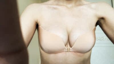 质量很好，价格不贵！已经多次买了，很喜欢这种简单，淡色的内衣，夏天的衣服薄、透，这个穿上不显，这次买了两件，拍了些细节给大家看，做工很好，穿得非常舒服，像没穿凉凉的很贴肤，无痕迹摸着很薄很舒服尺码正常，没有束缚的感觉！