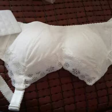 包裹收到了 我只能说太厚了 我的天 那个海绵是 里，内都是凸出来的 就像是椭圆 不是那种凹进去的 我都很疑惑 这个胸怎么抵进去啊 感觉胸都是抵起的 而且发来的文胸还有点脏  我看到没有运险费  我也难得退货了 不然还要自己贴12元的运费 不划算 所以就没打算退 真心不好穿 还有异味 总体来说我下回再也不买这个了 太厚了 不强推 不喜欢