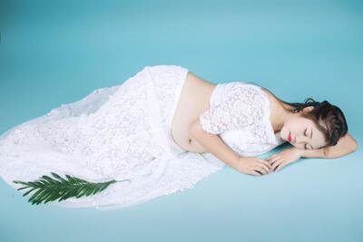 去拍孕妇照要求自己带一套  租三套划算就租了三套    只穿了一套来给你们上图   我高163     重140  体重比我还重的都能穿一点都不勒还有空间  一百五六十斤都能轻松穿上   而且衣服很干净  拿来还香香的