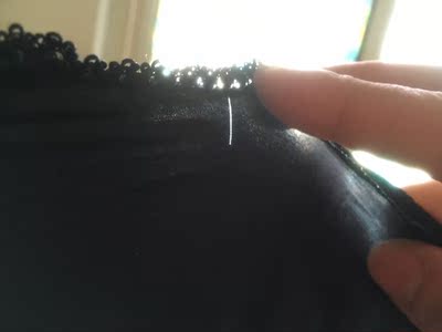 这是史上最差的一次网购了，收到衣服打开来一看居然漏丝这么严重还没怎么着呢就这样了，要是穿上去还不跟丝袜一样漏到底，最不可接受的是商家的态度和说词，意思是顾客自己弄破的，真是一件破衣服毁了大好的心情